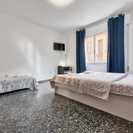 Cozy In With Free Parking Πανσιόν 3*